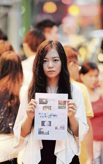 正要應付考試的Priscilla，放學後並非回家溫習，而是為社民連做義工，她認為在街站幫忙，比起對着書本更有意思、學得更多。（陳淑安攝）