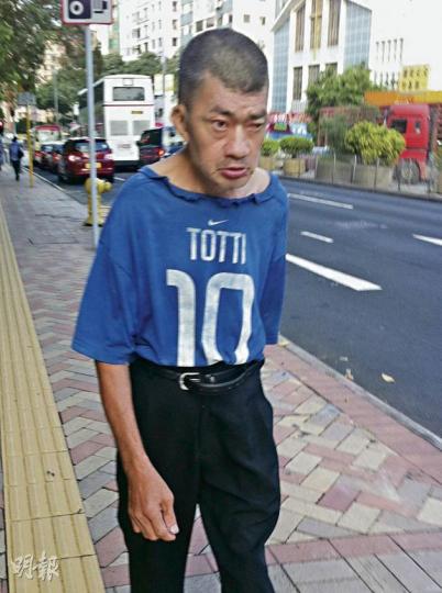 月入5400元的清潔工張伯，7年辛苦儲了13萬元，卻在10天內被騙光。（余卓善攝） 任職高級清潔工的被告洪玉強，騙去59歲事主13萬元畢生積蓄，至今分毫未還。（余卓善攝）