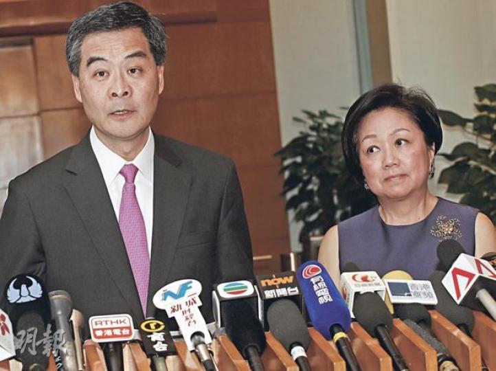 梁振英(左)從北京返港,即公布委任查史美倫(右)等籌組金融發展局。而查史美倫失落港交所主席一職,但昨日獲委任領軍籌組金融發展局。(李紹昌攝) 梁振英(左)從北京返港,即公布委任查史美倫(右)等籌組金融發展局。而查史美倫失落港交所主席一職,但昨日獲委任領軍籌組金融發展局。(李紹昌攝)
