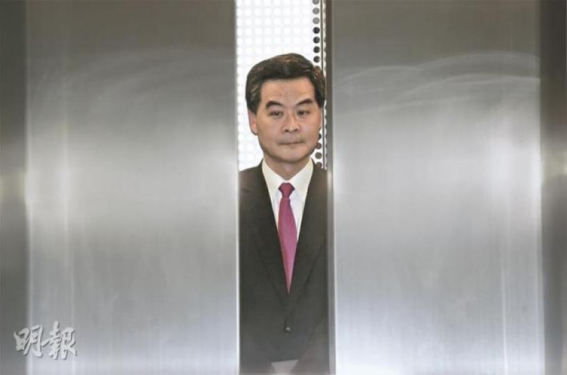 候任特首梁振英受僭建誠信問題及西九專責委員會報告困擾,昨從機場返回辦公室,步入大堂電梯時面容繃緊,並拒回應是否說謊及上任後會否辭職的提問。他及後再下來見記者,宣布成立金融發展局籌備小組,以及答覆記者提問。(李紹昌攝) 候任特首梁振英受僭建誠信問題及西九專責委員會報告困擾,昨從機場返回辦公室,步入大堂電梯時面容繃緊,並拒回應是否說謊及上任後會否辭職的提問。他及後再下來見記者,宣布成立金融發展局籌備小組,以及答覆記者提問。(李紹昌攝)
