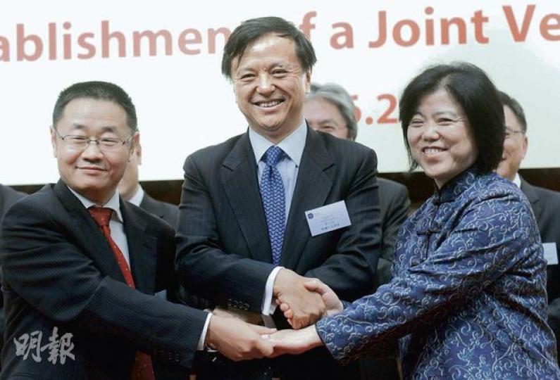 香港交易所、上海交易所及深圳交易所昨日正式簽訂合資協議,圖左起分別為上交所總經理張育軍、港交所行政總裁李小加,及深交所總經理宋麗萍。(劉焌陶攝) 香港交易所、上海交易所及深圳交易所昨日正式簽訂合資協議,圖左起分別為上交所總經理張育軍、港交所行政總裁李小加,及深交所總經理宋麗萍。(劉焌陶攝)