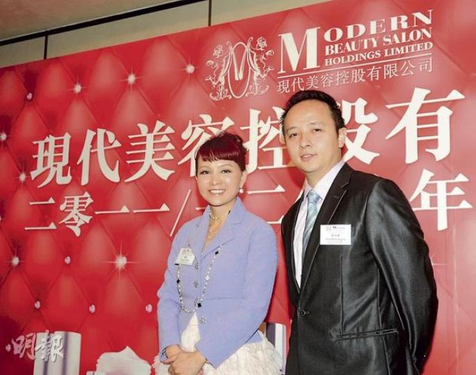 現代美容主席曾裕(左)直言公司誠信沒問題,首席財務總監梁文傑(右)則謂,盈喜通告內已提醒投資者。(陳淑安攝) 現代美容主席曾裕(左)直言公司誠信沒問題,首席財務總監梁文傑(右)則謂,盈喜通告內已提醒投資者。(陳淑安攝)