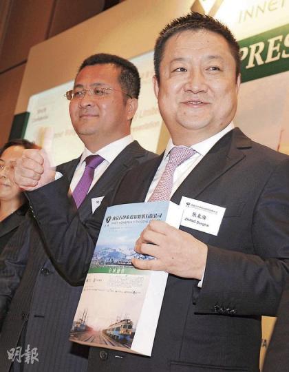 內蒙古伊泰煤炭董事長張東海(右)表示,所有集資淨額均用作向母公司收購煤炭資產,收購代價高達84.47億元人民幣。 (劉焌陶攝) 內蒙古伊泰煤炭董事長張東海(右)表示,所有集資淨額均用作向母公司收購煤炭資產,收購代價高達84.47億元人民幣。 (劉焌陶攝)