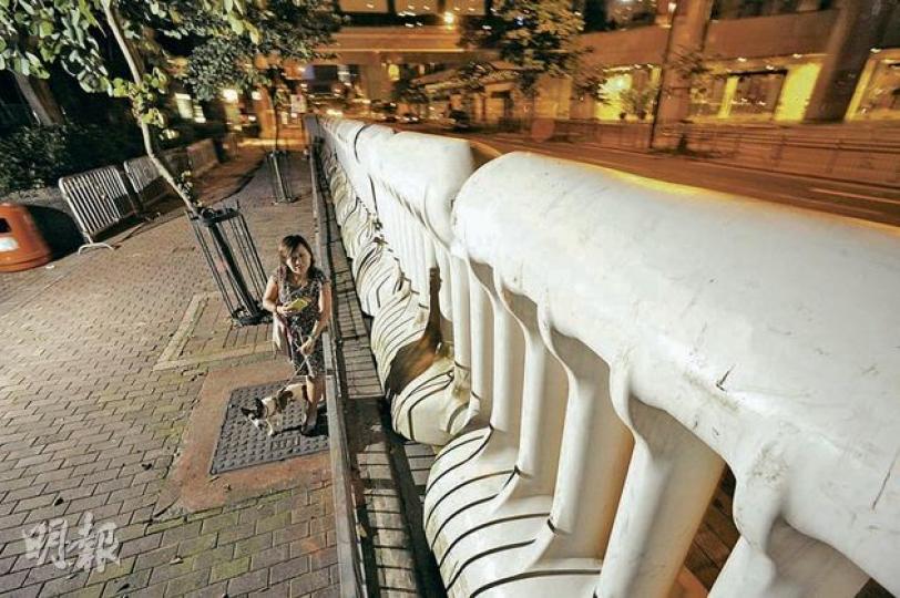 灣仔港灣道的示威區外,今日凌晨已見大批水馬駐紮。水馬之外,寂靜的街道變成城巿壁壘,氣氛肅殺;水馬之內,巿民在封路前遛狗。(劉焌陶攝) (明報製圖) 灣仔港灣道的示威區外,今日凌晨已見大批水馬駐紮。水馬之外,寂靜的街道變成城巿壁壘,氣氛肅殺;水馬之內,巿民在封路前遛狗。(劉焌陶攝) (明報製圖)