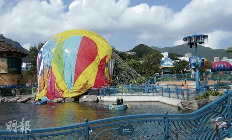 海洋公園載人氦氣球因漏氣,昨在20米半空墜下,並被風吹至偏離安全降落區,載客籃內外共5名遊客受傷,圖為意外後正漏氣的氦氣球擱在湖邊。(曾立本攝) 氦氣球撞向旁邊的樹及花槽,擱在行人路,圖中可見載客籃之大,昨在地面被撞倒的遊客未有喪命實屬幸運。(伍浦鋒攝) 海洋公園載人氦氣球因漏氣,昨在20米半空墜下,並被風吹至偏離安全降落區,載客籃內外共5名遊客受傷,圖為意外後正漏氣的氦氣球擱在湖邊。(曾立本攝) 氦氣球撞向旁邊的樹及花槽,擱在行人路,圖中可見載客籃之大,昨在地面被撞倒的遊客未有喪命實屬幸運。(伍浦鋒攝)