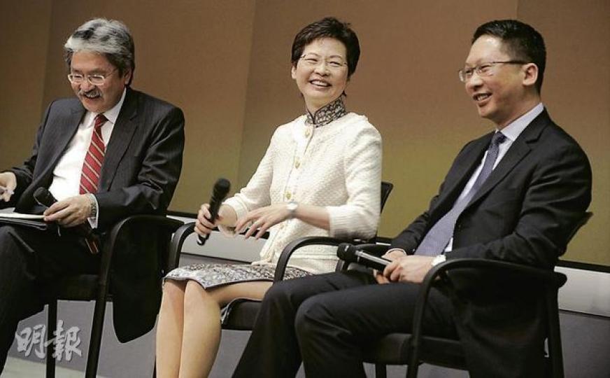 候任政務司長林鄭月娥(中)稱,游說她加入新班子的是她的丈夫,其丈夫認為她若不做政務司長會後悔。左為財政司長曾俊華,右為候任律政司長袁國強。(余俊亮攝) 候任政務司長林鄭月娥(中)稱,游說她加入新班子的是她的丈夫,其丈夫認為她若不做政務司長會後悔。左為財政司長曾俊華,右為候任律政司長袁國強。(余俊亮攝)