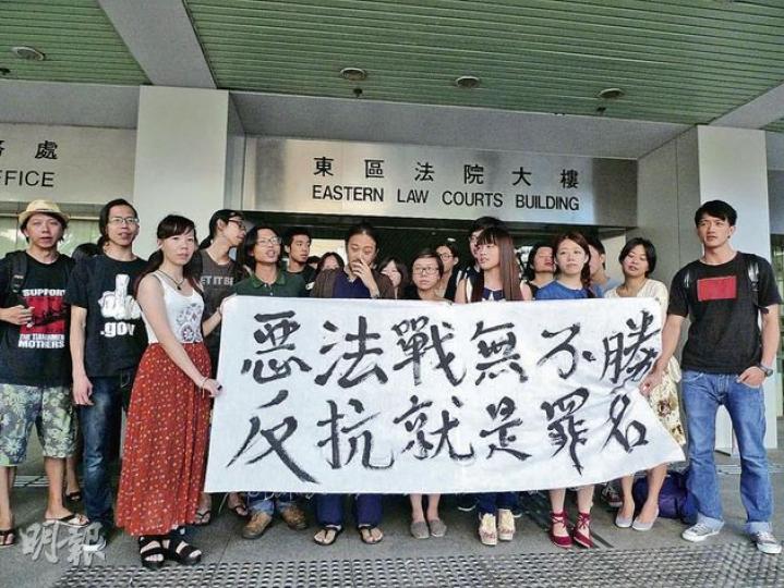 泰歷(綠衣者)獲大批同道中人歡呼歌唱,眾人在庭外拉橫額示威。(何偉畧攝) 被告泰歷笑言趕及重獲自由,極希望在七一上街遊行,他即問旁人「有無火」,準備抽煙。(何偉畧攝) 泰歷(綠衣者)獲大批同道中人歡呼歌唱,眾人在庭外拉橫額示威。(何偉畧攝) 被告泰歷笑言趕及重獲自由,極希望在七一上街遊行,他即問旁人「有無火」,準備抽煙。(何偉畧攝)