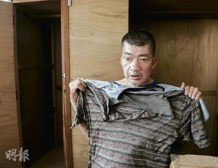 59歲清潔工張日光省吃儉用,家中雖有大衣櫃,卻只得手上襯衣替換。他在7年內儲下的13萬元積蓄,去年被上司騙光,不過他決定不會以法律程序向對方追討。(劉焌陶攝) 59歲清潔工張日光省吃儉用,家中雖有大衣櫃,卻只得手上襯衣替換。他在7年內儲下的13萬元積蓄,去年被上司騙光,不過他決定不會以法律程序向對方追討。(劉焌陶攝)