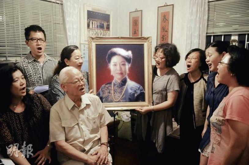 聲樂老師李冰(圖中肖像)生前希望設立為促進優質聲樂教育及失明兒童發展特殊潛能的基金,並捐款優化老人服務,其遺願由丈夫李景雄牧師(前排左二)及一眾門生,包括前民政事務局常任秘書長尤曾家麗(右四)、香港管弦樂團前市務推廣總監黃志煒(後排左一)等繼承。圖為一眾門生高唱李冰生平喜愛的樂曲作紀念。(陳淑安攝) 聲樂老師李冰(圖中肖像)生前希望設立為促進優質聲樂教育及失明兒童發展特殊潛能的基金,並捐款優化老人服務,其遺願由丈夫李景雄牧師(前排左二)及一眾門生,包括前民政事務局常任秘書長尤曾家麗(右四)、香港管弦樂團前市務推廣總監黃志煒(後排左一)等繼承。圖為一眾門生高唱李冰生平喜愛的樂曲作紀念。(陳淑安攝)