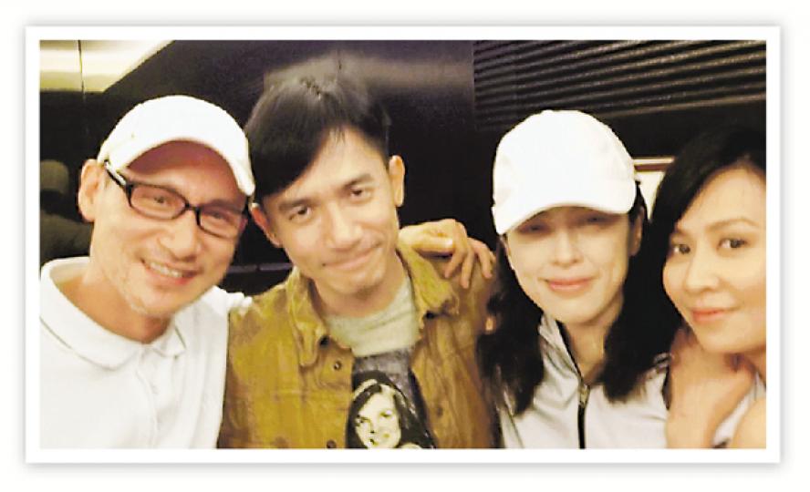 嘉玲喜見羅美薇,指她與老公張學友戴情侶帽。(微博圖片) 林青霞(右二)與陶敏明(右一)結伴出席偉仔生日會,嘉玲在微博稱呼青霞做「東方不敗」。(微博圖片) 偉仔彈結他笑得開懷,卻被嘉玲笑他扮嘢:「演得真好!」(微博圖片) 嘉玲悉心為偉仔慶祝生日,她挽着偉仔合照像小鳥依人。(微博圖片) 偉仔50歲生日,老婆劉嘉玲在家中舉行生日派對廣邀圈中好友出席,星光熠熠,偉仔媽媽亦在坐。(微博圖片) 阿B遇上學友趁機Jam歌過足癮。(微博圖片) 壽星偉仔拿着氣球對着蛋糕一臉淘氣。(微博圖片) 嘉玲喜見羅美薇,指她與老公張學友戴情侶帽。(微博圖片) 林青霞(右二)與陶敏明(右一)結伴出席偉仔生日會,嘉玲在微博稱呼青霞做「東方不敗」。(微博圖片) 偉仔彈結他笑得開懷,卻被嘉玲笑他扮嘢:「演得真好!」(微博圖片) 嘉玲悉心為偉仔慶祝生日,她挽着偉仔合照像小鳥依人。(微博圖片) 偉仔50歲生日,老婆劉嘉玲在家中舉行生日派對廣邀圈中好友出席,星光熠熠,偉仔媽媽亦在坐。(微博圖片) 阿B遇上學友趁機Jam歌過足癮。(微博圖片) 壽星偉仔拿着氣球對着蛋糕一臉淘氣。(微博圖片)