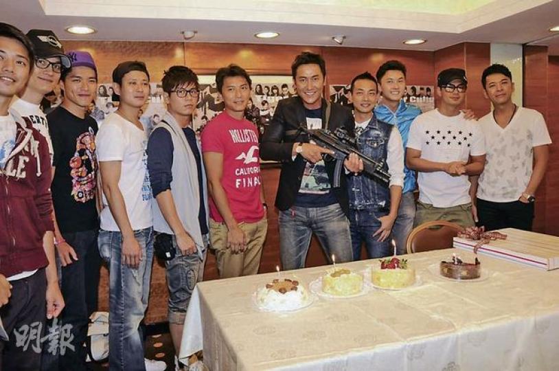 馬德鐘生日跟一班《飛虎》演員慶祝,獲贈手槍作生日禮物勁開心。(攝影/記者:梁榮達) 馬德鐘慶祝生日,又怎少得太太及兒子份!(攝影/記者:梁榮達) 馬德鐘生日跟一班《飛虎》演員慶祝,獲贈手槍作生日禮物勁開心。(攝影/記者:梁榮達) 馬德鐘慶祝生日,又怎少得太太及兒子份!(攝影/記者:梁榮達)