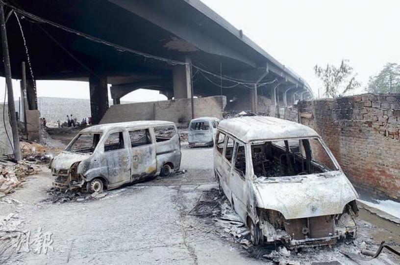 爆炸現場,多輛車被燒剩車架。(明報記者攝) 爆炸現場,多輛車被燒剩車架。(明報記者攝)