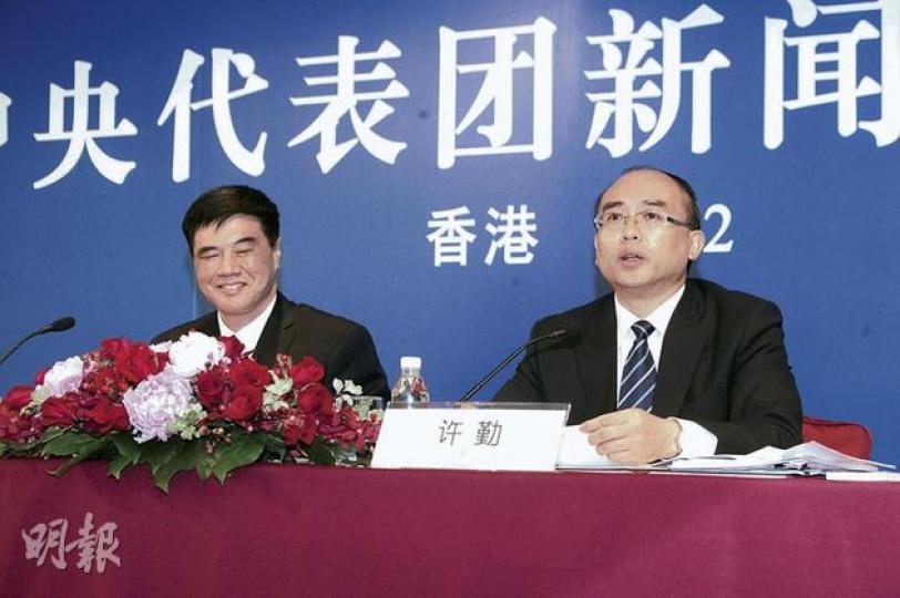 國家發改委副主任張曉強(左)及深圳市市長許勤(右)昨在香港舉行新聞會,公布前海合作區的發展內容,包括將合資格企業的所得稅率降至15%,及讓本港專才直接到前海服務。(葉思雅攝) 國家發改委副主任張曉強(左)及深圳市市長許勤(右)昨在香港舉行新聞會,公布前海合作區的發展內容,包括將合資格企業的所得稅率降至15%,及讓本港專才直接到前海服務。(葉思雅攝)