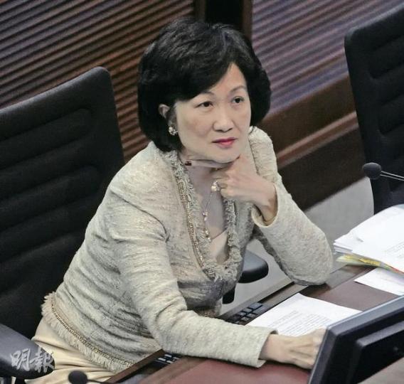 新民黨主席葉劉淑儀不獲邀入行會,她稱,5月答允加入,但梁振英在她於優先審議改組的議案上投棄權票後,通知她沒被邀。(余俊亮攝) 新民黨主席葉劉淑儀不獲邀入行會,她稱,5月答允加入,但梁振英在她於優先審議改組的議案上投棄權票後,通知她沒被邀。(余俊亮攝)