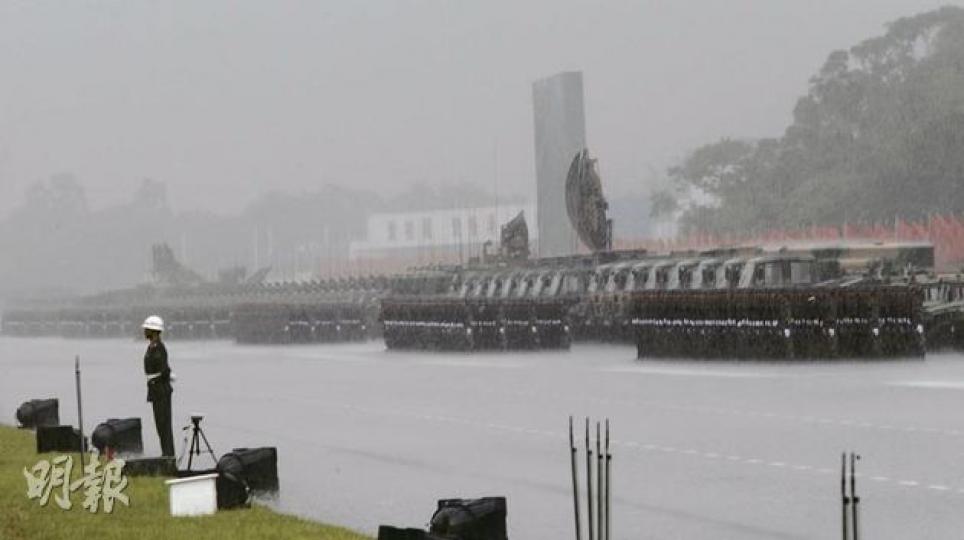 胡錦濤閱兵儀式原定4時舉行,但下午下了數場過雲雨,儀式延遲20分鐘才開始。(李紹昌攝) 胡錦濤昨在石崗軍營閱兵,英姿颯颯的女兵方隊一出場即備受注目。(李紹昌攝) 胡錦濤閱兵儀式原定4時舉行,但下午下了數場過雲雨,儀式延遲20分鐘才開始。(李紹昌攝) 胡錦濤昨在石崗軍營閱兵,英姿颯颯的女兵方隊一出場即備受注目。(李紹昌攝)