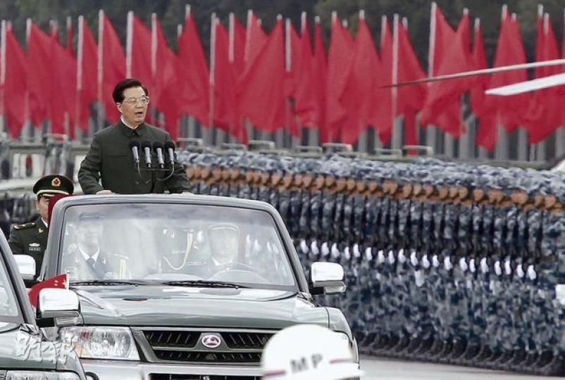 胡錦濤昨午在石崗軍營檢閱駐港解放軍,沿途高呼「同志們好」、「同志們辛苦了」。今次閱兵有15個方隊約3100名官兵參與,規模較5年前閱兵儀式大。(李紹昌攝) 胡錦濤昨午在石崗軍營檢閱駐港解放軍,沿途高呼「同志們好」、「同志們辛苦了」。今次閱兵有15個方隊約3100名官兵參與,規模較5年前閱兵儀式大。(李紹昌攝)
