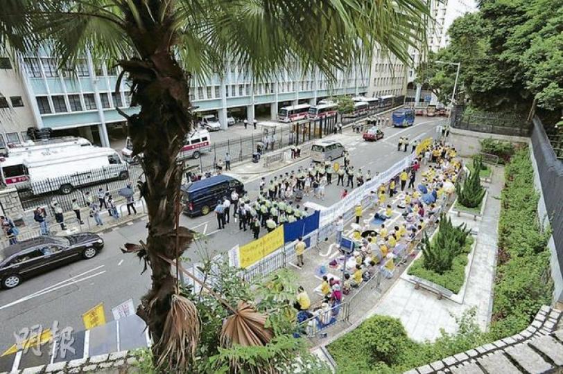 社民連10多名成員昨遊行往禮賓府示威請願,希望向胡錦濤遞交請願信,要求徹查李旺陽冤案,被警員攔在舊政府總部之外。(鄧宗弘攝) 國家主席胡錦濤(右一)昨乘專機抵港,出席慶祝回歸15周年大會及主持第四屆特區政府就職禮。他下機後在特首曾蔭權(右二)、候任特首梁振英(前左二)、港澳辦主任王光亞(前左一)及一眾官員陪同下發表講話。(郭慶輝攝) 數百名小學生和中資機構代表,揮動國旗和區旗迎接胡錦濤。胡落機後接受學生獻花,在警察樂隊演奏《迎賓曲》下,與接機的官員握手。(郭慶輝攝) 國家主席胡錦濤昨日抵港,警方 社民連10多名成員昨遊行往禮賓府示威請願,希望向胡錦濤遞交請願信,要求徹查李旺陽冤案,被警員攔在舊政府總部之外。(鄧宗弘攝) 國家主席胡錦濤(右一)昨乘專機抵港,出席慶祝回歸15周年大會及主持第四屆特區政府就職禮。他下機後在特首曾蔭權(右二)、候任特首梁振英(前左二)、港澳辦主任王光亞(前左一)及一眾官員陪同下發表講話。(郭慶輝攝) 數百名小學生和中資機構代表,揮動國旗和區旗迎接胡錦濤。胡落機後接受學生獻花,在警察樂隊演奏《迎賓曲》下,與接機的官員握手。(郭慶輝攝) 國家主席胡錦濤昨日抵港,警方