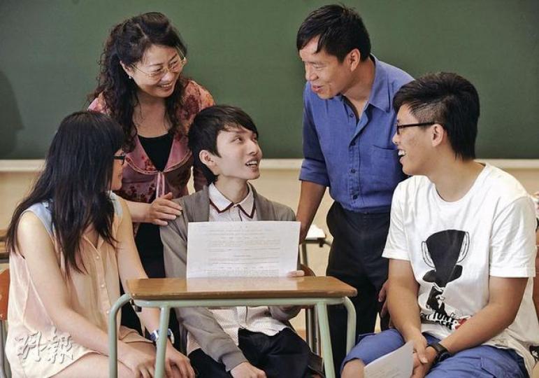 「無腸少年」唐國榮(中)昨由母親(後排左)陪同,返回校園取高考成績單,成績雖未如理想,但得班主任謝以輝(後排右)及同窗鼓勵,他將積極尋找升學機會。(余俊亮攝) 「無腸少年」唐國榮(中)昨由母親(後排左)陪同,返回校園取高考成績單,成績雖未如理想,但得班主任謝以輝(後排右)及同窗鼓勵,他將積極尋找升學機會。(余俊亮攝)