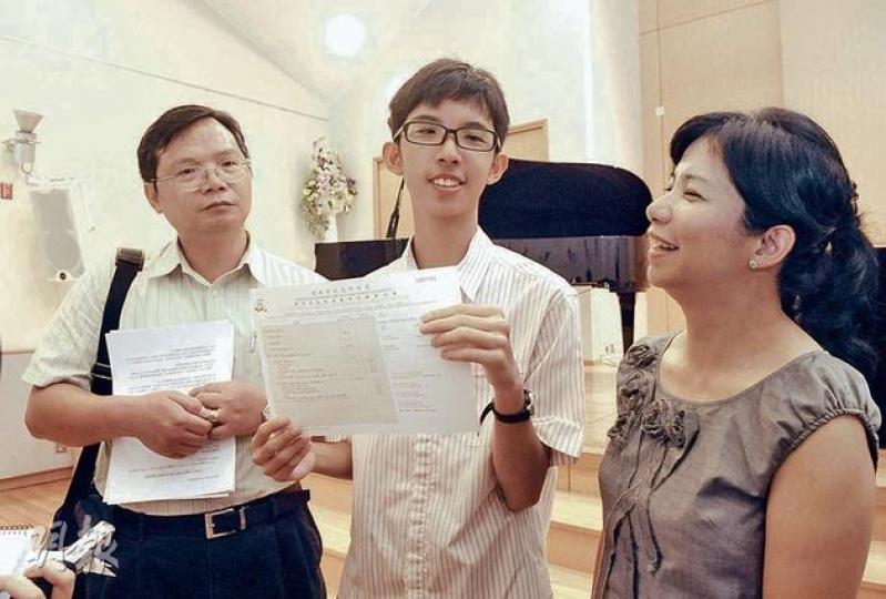 現年14歲的高考生伍國頌,昨日於父母陪同下放榜,笑言不想他人稱自己為神童,只是一心想升讀大學的化學課程,日後成大學教授作育英才。(陳淑安攝) 現年14歲的高考生伍國頌,昨日於父母陪同下放榜,笑言不想他人稱自己為神童,只是一心想升讀大學的化學課程,日後成大學教授作育英才。(陳淑安攝)