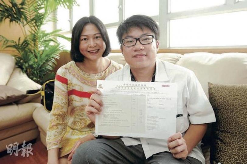 來自保良局顏寶鈴書院的6A1B狀元李文熙動靜皆能,熱愛網球及足球,偶像是費達拿及摩連奴。圖左是母親李太。(葉思雅攝) 來自保良局顏寶鈴書院的6A1B狀元李文熙動靜皆能,熱愛網球及足球,偶像是費達拿及摩連奴。圖左是母親李太。(葉思雅攝)