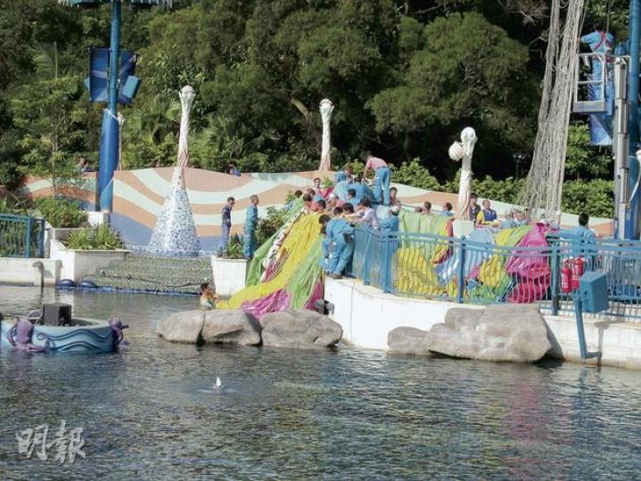 機電署昨日發出關閉指示,禁止海洋公園氦氣球再次運作以便機電署可深入調查。圖為前日意外後,海洋公園人員把幾乎掉進湖內的氦氣球「放氣」及收起。(曾立本攝) 機電署昨日發出關閉指示,禁止海洋公園氦氣球再次運作以便機電署可深入調查。圖為前日意外後,海洋公園人員把幾乎掉進湖內的氦氣球「放氣」及收起。(曾立本攝)