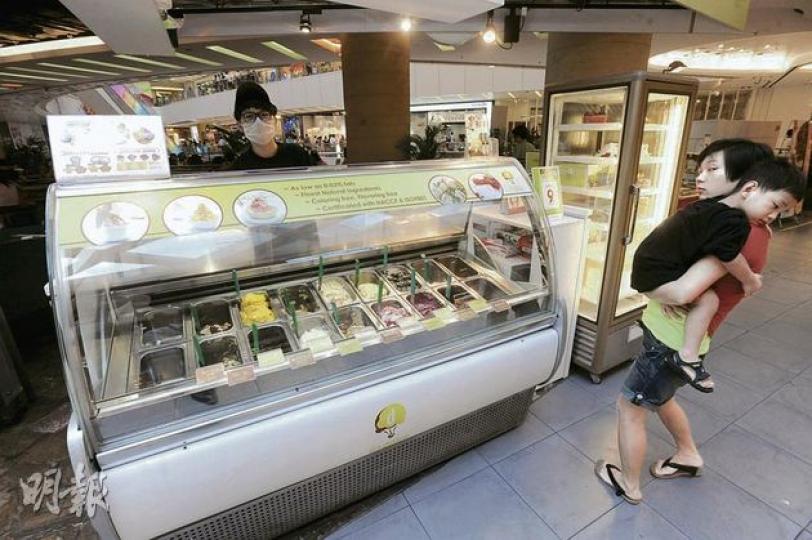 食安中心在APM美食廣場的Da Dolce Gelato Italiano 雪糕檔,抽取一個開心果味雪糕球化驗,驗出大腸菌群含量超標,該公司已將沒有依指引清潔雪糕勺的職員辭退。(尹錦恩攝) 食安中心在APM美食廣場的Da Dolce Gelato Italiano 雪糕檔,抽取一個開心果味雪糕球化驗,驗出大腸菌群含量超標,該公司已將沒有依指引清潔雪糕勺的職員辭退。(尹錦恩攝)