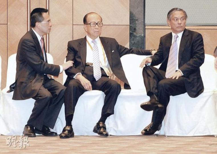 國家主席胡錦濤昨在會展會見各界人士,在特首選舉中表明支持候選人唐英年的香港首富李嘉誠(中)、星島集團主席何柱國(右),在會場坐下交談。李嘉誠的兒子李澤鉅(左)陪同在側。(尹錦恩攝) 國家主席胡錦濤昨在會展會見各界人士,在特首選舉中表明支持候選人唐英年的香港首富李嘉誠(中)、星島集團主席何柱國(右),在會場坐下交談。李嘉誠的兒子李澤鉅(左)陪同在側。(尹錦恩攝)