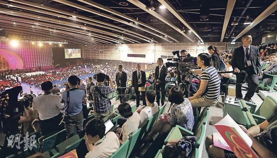 緊盯記者 昨晚在會展舉行的文藝晚會,記者被安排在會場「山頂位」拍攝,全程遭10多名警員包圍,出入均有警員伴隨。(李澤彤攝) 緊盯記者 昨晚在會展舉行的文藝晚會,記者被安排在會場「山頂位」拍攝,全程遭10多名警員包圍,出入均有警員伴隨。(李澤彤攝)
