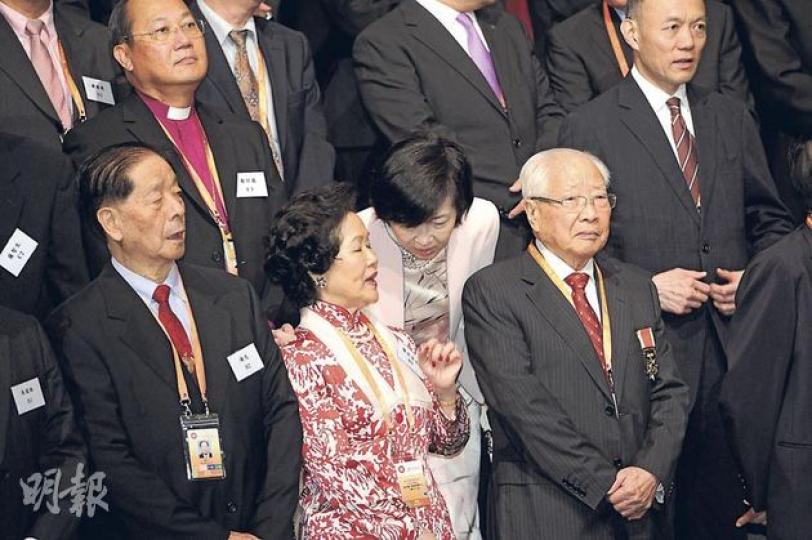 前政務司長陳方安生昨日都有到灣仔會展,跟各界人士與國家主席胡錦濤見面,其間與她身後的羅范椒芬「咬耳仔」。圖左為左派領袖楊光。(尹錦恩攝) 前政務司長陳方安生昨日都有到灣仔會展,跟各界人士與國家主席胡錦濤見面,其間與她身後的羅范椒芬「咬耳仔」。圖左為左派領袖楊光。(尹錦恩攝)