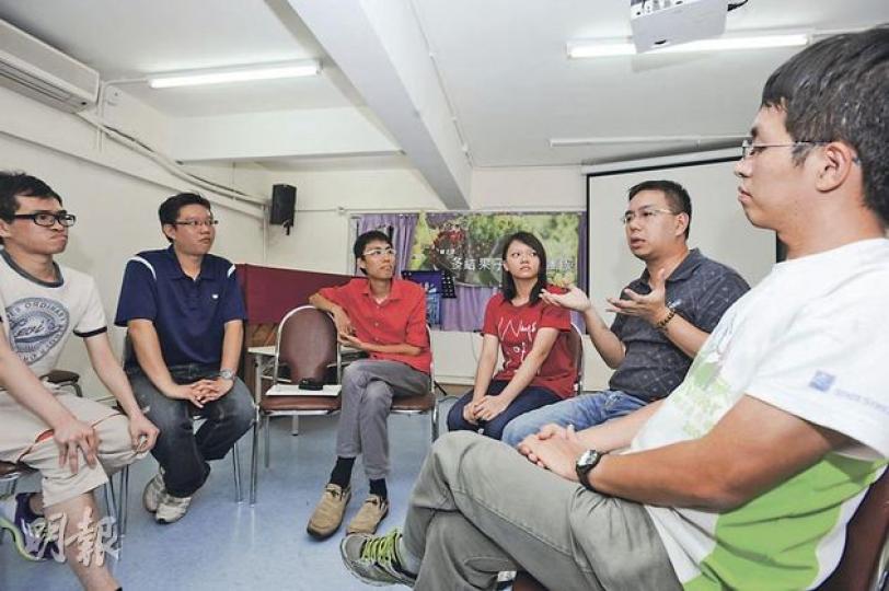 「義務補習計劃」召集的逾20名義工來自不同行業及階層,眾人都願付出公餘時間,望透過補習過程培育基層小學生。(葉思雅攝) 80後梁啟業近月在社交網絡發動「義務補習計劃」並組成「一團火」義工隊,將於8月起為基層小學生免費補習,期望可提醒他們學習對改善生活的重要性。 (葉思雅攝) 「義務補習計劃」召集的逾20名義工來自不同行業及階層,眾人都願付出公餘時間,望透過補習過程培育基層小學生。(葉思雅攝) 80後梁啟業近月在社交網絡發動「義務補習計劃」並組成「一團火」義工隊,將於8月起為基層小學生免費補習,期望可提醒他們學習對改善生活的重要性。 (葉思雅攝)