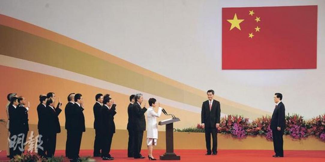 特首梁振英(右二)與新班子昨日正式上任,一眾問責官員由政務司長林鄭月娥(白衫者)帶領下,面向國家主席胡錦濤(右一)宣誓。胡錦濤在致辭時則對特區政府提出4個希望,包括促進社會和諧穩定及努力維護《基本法》權威。(余俊亮攝) 特首梁振英(右二)與新班子昨日正式上任,一眾問責官員由政務司長林鄭月娥(白衫者)帶領下,面向國家主席胡錦濤(右一)宣誓。胡錦濤在致辭時則對特區政府提出4個希望,包括促進社會和諧穩定及努力維護《基本法》權威。(余俊亮攝)