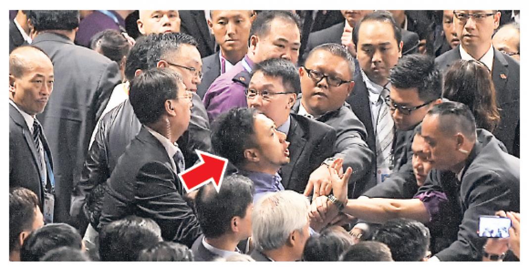 公民黨成員曾健超（箭嘴示）在新政府就職典禮上高呼「平反六四」口號，立即被場內數十名保安人員強行驅逐出場及遭沒收嘉賓入場證。（余俊亮攝）