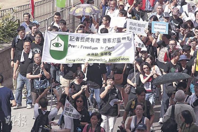 百多名傳媒工作者應記協號召穿黑衣遊行，抗議警方打壓採訪，尤其國家主席胡錦濤訪港期間，有記者提問「平反六四」後被警方帶走查問，記協表示完全不能接受。(郭慶輝攝）