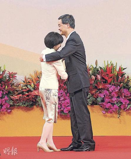 特首梁振英(右)逐一與宣誓後的行會成員握手,其中由去年11月競選期間起便為梁競選的羅范椒芬(左)走近時,梁主動擁抱對方,兩人顯得十分興奮。(余俊亮攝) 特首梁振英(右)逐一與宣誓後的行會成員握手,其中由去年11月競選期間起便為梁競選的羅范椒芬(左)走近時,梁主動擁抱對方,兩人顯得十分興奮。(余俊亮攝)
