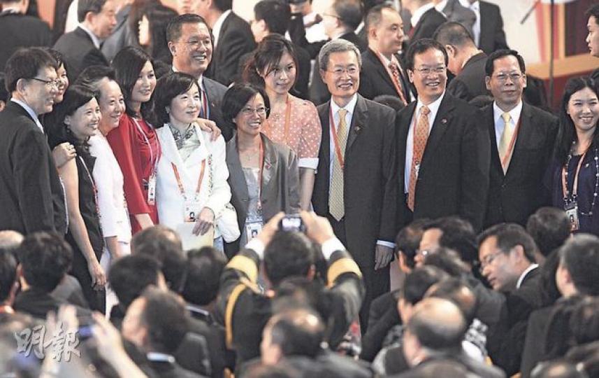 就職典禮前，一眾「梁粉」及梁振英競選辦人員，包括鄧淑德（左三起）、邱李賜恩、洪綺敏、羅范椒芬、張震遠、黃麗君、陳冉、劉炳章、黃家和等人，在台前合照，恍如梁剛當選特首般興奮。（余俊亮攝）