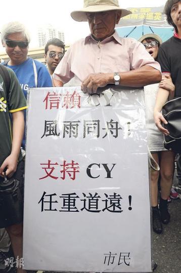 在北京長大的70歲老伯一高舉挺梁紙板,即引來陣陣噓聲,更有遊行者搶去其紙板屈摺,在地上大力踐踏。老伯其後報警,要求拘捕搶其紙板的人。(丁灝嵐攝) 在北京長大的70歲老伯一高舉挺梁紙板,即引來陣陣噓聲,更有遊行者搶去其紙板屈摺,在地上大力踐踏。老伯其後報警,要求拘捕搶其紙板的人。(丁灝嵐攝)