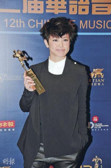 何韻詩前日一改黑面表情,全程笑容滿面接受傳媒訪問。(攝影:鍾偉茵)雖然與鄧九雲傳緋聞,但何韻詩表示《賈寶玉》不會換人。(微博圖片) 何韻詩前日一改黑面表情,全程笑容滿面接受傳媒訪問。(攝影:鍾偉茵)雖然與鄧九雲傳緋聞,但何韻詩表示《賈寶玉》不會換人。(微博圖片)