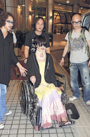 Yumiko戴上頸箍由公司工作人員陪同下接受訪問。(攝影:孫華中、鍾偉茵)陳小春與太太應采兒去旅遊樂極生悲,返港後都毫無笑容。(攝影:孫華中、鍾偉茵)上機前,應采兒將Yumiko合照上載微博祝福行程順利。(微博圖片)鄭希怡男友Andy全程陪伴在側,難掩一面愁容。(攝影:孫華中、鍾偉茵) Yumiko戴上頸箍由公司工作人員陪同下接受訪問。(攝影:孫華中、鍾偉茵)陳小春與太太應采兒去旅遊樂極生悲,返港後都毫無笑容。(攝影:孫華中、鍾偉茵)上機前,應采兒將Yumiko合照上載微博祝福行程順利。(微博圖片)鄭希怡男友Andy全程陪伴在側,難掩一面愁容。(攝影:孫華中、鍾偉茵)