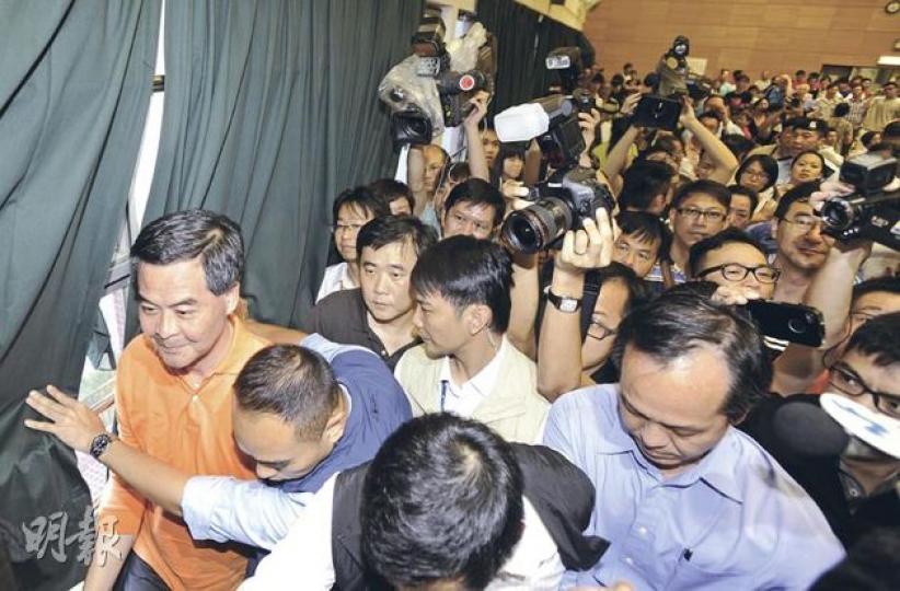 在會見即將結束時,在場的「學民思潮」成員向梁振英示威,梁的支持者則大罵示威者,情况一度混亂,梁振英(左一)要由警員護送經後門離場。(余俊亮攝) 昨在梁振英的屯門市民答問會上,一名青年舉起「做戲」示威牌,批評梁振英迴避僭建誠信問題。(余俊亮攝) 約10名「學民思潮」成員,昨在屯門向特首梁振英舉牌示威,標語包括「捍衛思想自由 反對洗腦教育」。(余俊亮攝) (明報製圖) 在會見即將結束時,在場的「學民思潮」成員向梁振英示威,梁的支持者則大罵示威者,情况一度混亂,梁振英(左一)要由警員護送經後門離場。(余俊亮攝) 昨在梁振英的屯門市民答問會上,一名青年舉起「做戲」示威牌,批評梁振英迴避僭建誠信問題。(余俊亮攝) 約10名「學民思潮」成員,昨在屯門向特首梁振英舉牌示威,標語包括「捍衛思想自由 反對洗腦教育」。(余俊亮攝) (明報製圖)