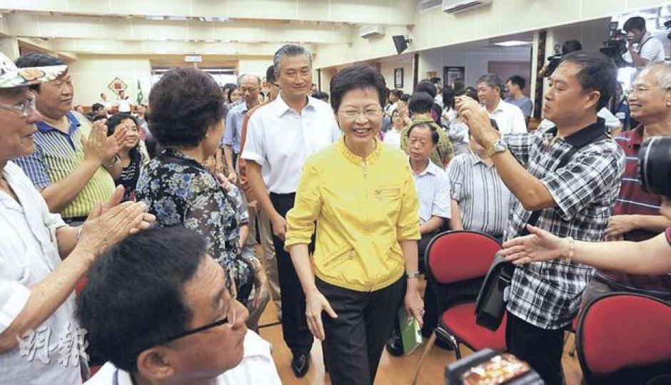 政務司長林鄭月娥(中)昨日出席兩場民間諮詢會,她中午先到將軍澳了解區內規劃,下午則與觀塘區議會主席陳振彬(後白衣者)到觀塘聽取民意。她表示,會研究推動十大民生工程,改善民生。(尹錦恩攝) (明報製圖) 政務司長林鄭月娥(中)昨日出席兩場民間諮詢會,她中午先到將軍澳了解區內規劃,下午則與觀塘區議會主席陳振彬(後白衣者)到觀塘聽取民意。她表示,會研究推動十大民生工程,改善民生。(尹錦恩攝) (明報製圖)