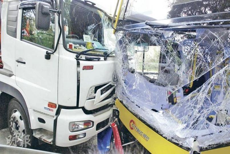 落地僅一年的24噸垃圾車疑手掣失靈,「無人駕駛」衝下斜路,迎頭撞向上斜的雙層城巴,兩車車頭嚴重損毁,擋風玻璃碎片濺滿一地。(雲錦鋒攝) 落地僅一年的24噸垃圾車疑手掣失靈,「無人駕駛」衝下斜路,迎頭撞向上斜的雙層城巴,兩車車頭嚴重損毁,擋風玻璃碎片濺滿一地。(雲錦鋒攝)