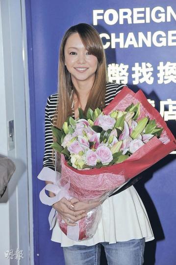 紅極一時的安室奈美惠昨日抵港,依然有她的個人魅力。(攝影/記者﹕李維隆、鍾偉茵) 安室昨晚與工作人員一起吃海鮮,店員捧巨蟹落力推銷,安室也感到十分好奇。(攝影/記者﹕李維隆、鍾偉茵) 紅極一時的安室奈美惠昨日抵港,依然有她的個人魅力。(攝影/記者﹕李維隆、鍾偉茵) 安室昨晚與工作人員一起吃海鮮,店員捧巨蟹落力推銷,安室也感到十分好奇。(攝影/記者﹕李維隆、鍾偉茵)