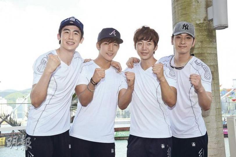 2PM的Nichkhun(左起)、峻秀、俊昊及燦盛特別來港參與國際龍舟邀請賽。(攝影/記者﹕李維隆、鍾偉茵) 2PM成員聯同其他龍舟隊成員一起落力扒龍舟,雖然尾二,都勇氣可嘉。(攝影/記者﹕李維隆、鍾偉茵) 2PM的Nichkhun(左起)、峻秀、俊昊及燦盛特別來港參與國際龍舟邀請賽。(攝影/記者﹕李維隆、鍾偉茵) 2PM成員聯同其他龍舟隊成員一起落力扒龍舟,雖然尾二,都勇氣可嘉。(攝影/記者﹕李維隆、鍾偉茵)