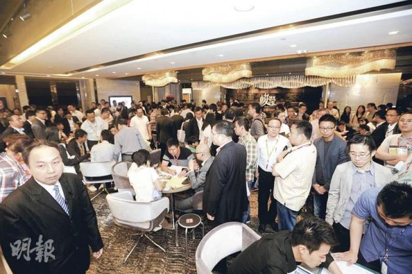 長實將軍澳85區峻瀅於過去3天共錄得逾200宗成交,帶動整體一手銷量較上周大升10.5倍,並成為近兩年最旺的回歸假期。(葉思雅攝) 來自上海的睇樓客李小姐認為,現時香港樓價偏高;雖然峻瀅不屬市區,但因定價較廉宜,故有意購入作收租投資。(葉思雅攝) 長實將軍澳85區峻瀅於過去3天共錄得逾200宗成交,帶動整體一手銷量較上周大升10.5倍,並成為近兩年最旺的回歸假期。(葉思雅攝) 來自上海的睇樓客李小姐認為,現時香港樓價偏高;雖然峻瀅不屬市區,但因定價較廉宜,故有意購入作收租投資。(葉思雅攝)