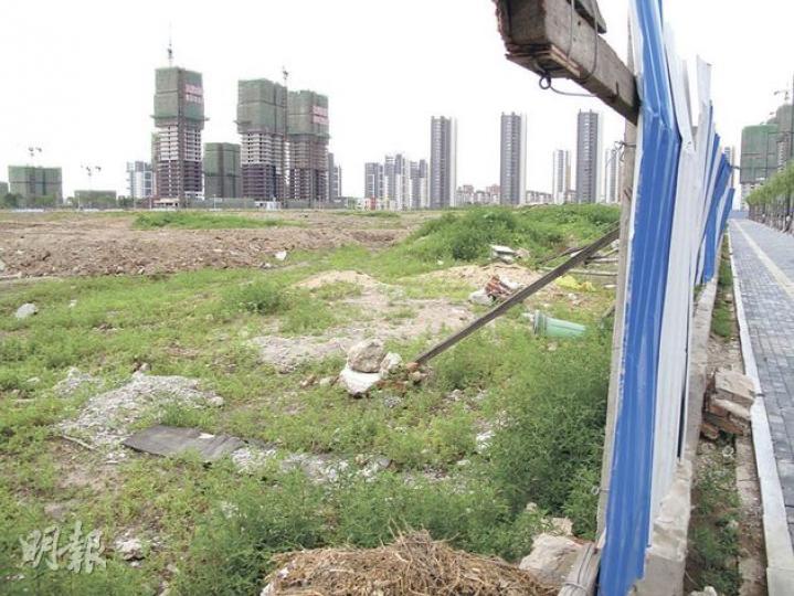本報記者親赴瀋陽視察,發現地皮尚未開工,雜草叢生,圍板破爛任人出入。附近萬科的項目已相繼建成,並且賣得火熱。(明報記者攝) 本報記者親赴瀋陽視察,發現地皮尚未開工,雜草叢生,圍板破爛任人出入。附近萬科的項目已相繼建成,並且賣得火熱。(明報記者攝)