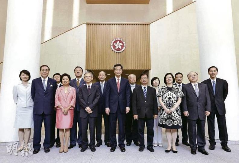 新一屆行政會議昨日開鑼,特首梁振英(中)率領一眾非官守成員見傳媒。前排左四為行會召集人林煥光。(李澤彤攝) 新一屆行政會議昨日開鑼,特首梁振英(中)率領一眾非官守成員見傳媒。前排左四為行會召集人林煥光。(李澤彤攝)