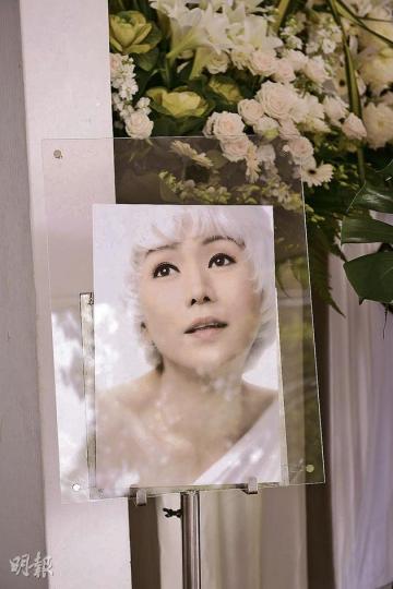 靈堂外擺放了娟妹生前的靚相。(攝影/記者﹕林祖傑) 愛妻羅慧娟走了,好友劉美娟上前擁抱安慰,這個「娟妹」令劉志敏傷感決堤。(攝影/記者﹕林祖傑) 劉志敏跟張崇德、劉美娟夫婦三人相擁而哭,令人心酸。(攝影/記者﹕林祖傑) 劉志敏性格低調,因為愛妻羅慧娟而連日接受傳媒訪問,交代喪禮安排。(攝影/記者﹕林祖傑) 羅慧娟母親要兒子攙扶,再看女兒羅慧娟一面。(攝影/記者﹕林祖傑) 羅慧娟家姐羅慧蓮一臉傷感。(攝影/記者﹕林祖傑) 羅慧娟二哥羅偉平趕到參加彌撒。(攝影/記者﹕林祖傑) 羅慧娟的繼子劉鎮榮與太 靈堂外擺放了娟妹生前的靚相。(攝影/記者﹕林祖傑) 愛妻羅慧娟走了,好友劉美娟上前擁抱安慰,這個「娟妹」令劉志敏傷感決堤。(攝影/記者﹕林祖傑) 劉志敏跟張崇德、劉美娟夫婦三人相擁而哭,令人心酸。(攝影/記者﹕林祖傑) 劉志敏性格低調,因為愛妻羅慧娟而連日接受傳媒訪問,交代喪禮安排。(攝影/記者﹕林祖傑) 羅慧娟母親要兒子攙扶,再看女兒羅慧娟一面。(攝影/記者﹕林祖傑) 羅慧娟家姐羅慧蓮一臉傷感。(攝影/記者﹕林祖傑) 羅慧娟二哥羅偉平趕到參加彌撒。(攝影/記者﹕林祖傑) 羅慧娟的繼子劉鎮榮與太