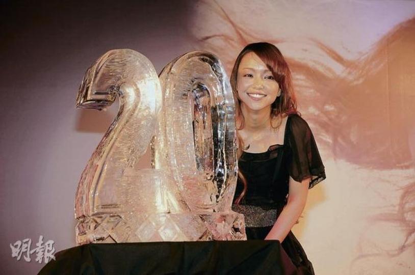 安室奈美惠獲大會贈冰雕慶祝20周年,雖然未能帶走,但似乎非常喜愛。(攝影﹕梁榮達、孫華中) 安室奈美惠怪答記者提問,連自己都忍不住掩嘴偷笑。(攝影﹕梁榮達、孫華中) 安室奈美惠獲大會贈冰雕慶祝20周年,雖然未能帶走,但似乎非常喜愛。(攝影﹕梁榮達、孫華中) 安室奈美惠怪答記者提問,連自己都忍不住掩嘴偷笑。(攝影﹕梁榮達、孫華中)