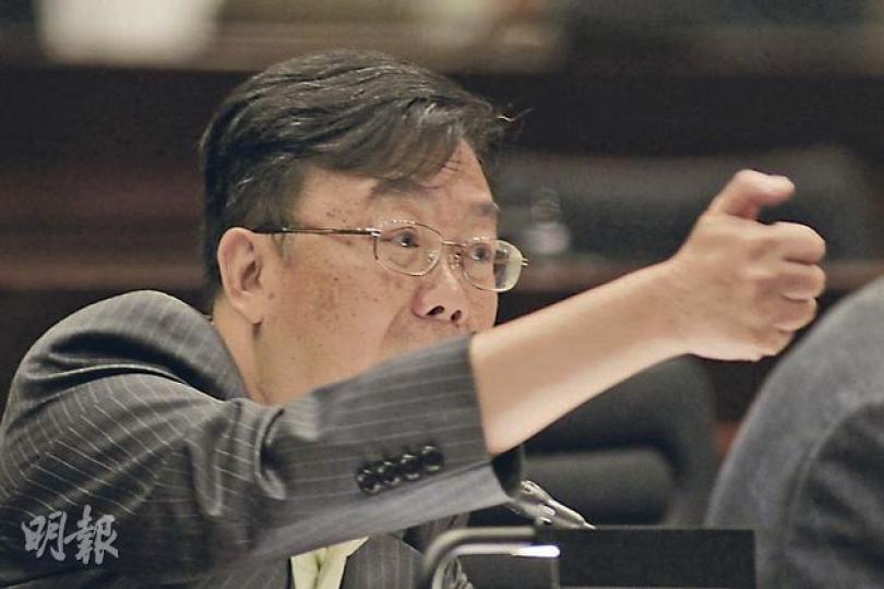 民主黨張文光昨在立法會上稱,示威者已被每個兩噸重的水馬圍住,但警方仍在水馬的縫隙向他們施放胡椒噴霧是濫用暴力。(郭慶輝攝) 警務處助理處長(支援)趙慧賢在議員追問下,承認大支裝噴霧的噴嘴及噴射壓力較小支裝大。(郭慶輝攝) 民主黨張文光昨在立法會上稱,示威者已被每個兩噸重的水馬圍住,但警方仍在水馬的縫隙向他們施放胡椒噴霧是濫用暴力。(郭慶輝攝) 警務處助理處長(支援)趙慧賢在議員追問下,承認大支裝噴霧的噴嘴及噴射壓力較小支裝大。(郭慶輝攝)
