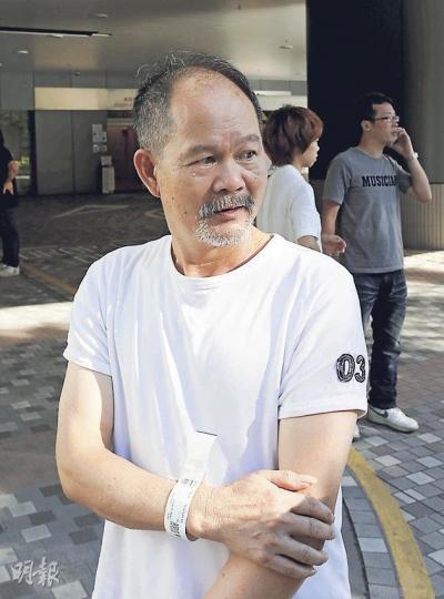 等了近4小時仍未能見醫生的鄭先生無奈地表示,公立醫院是「奉旨等這麼久」。(李澤彤攝) 手部骨折的陳國燁小朋友,雖列作緊急類別,亦要等兩個多小時才可以見醫生。(李澤彤攝) 等了近4小時仍未能見醫生的鄭先生無奈地表示,公立醫院是「奉旨等這麼久」。(李澤彤攝) 手部骨折的陳國燁小朋友,雖列作緊急類別,亦要等兩個多小時才可以見醫生。(李澤彤攝)
